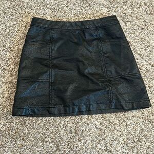 Girls art class skirt size (7/8) M (pleather)